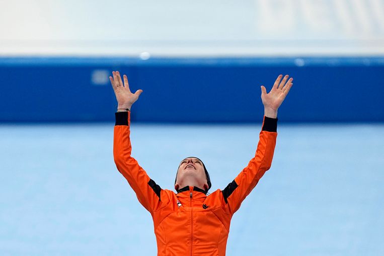 Ireen Wüst op het podium voor de bloemenceremonie. Beeld AP
