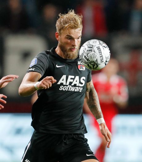 AZ-speler Letschert op weg naar de uitgang en ontbreekt tegen Jablonec