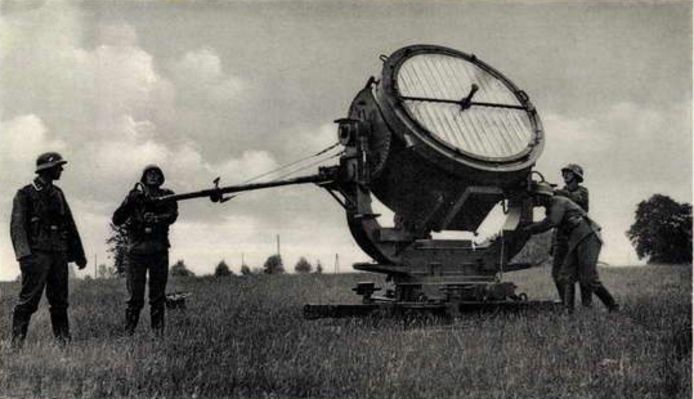 Lezing over luchtoorlog boven Someren. Twee oude foto's van zoeklichten en drie foto's van oud Wehrmachtshuisje in Someren-Heide