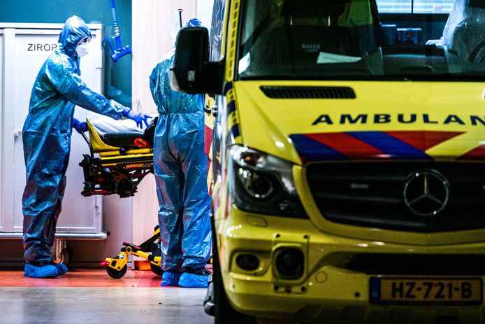 Een patiënt wordt vanuit het ziekenhuis in Tilburg in een ambulance gelegd, om vervolgens naar het noorden verplaatst te worden.