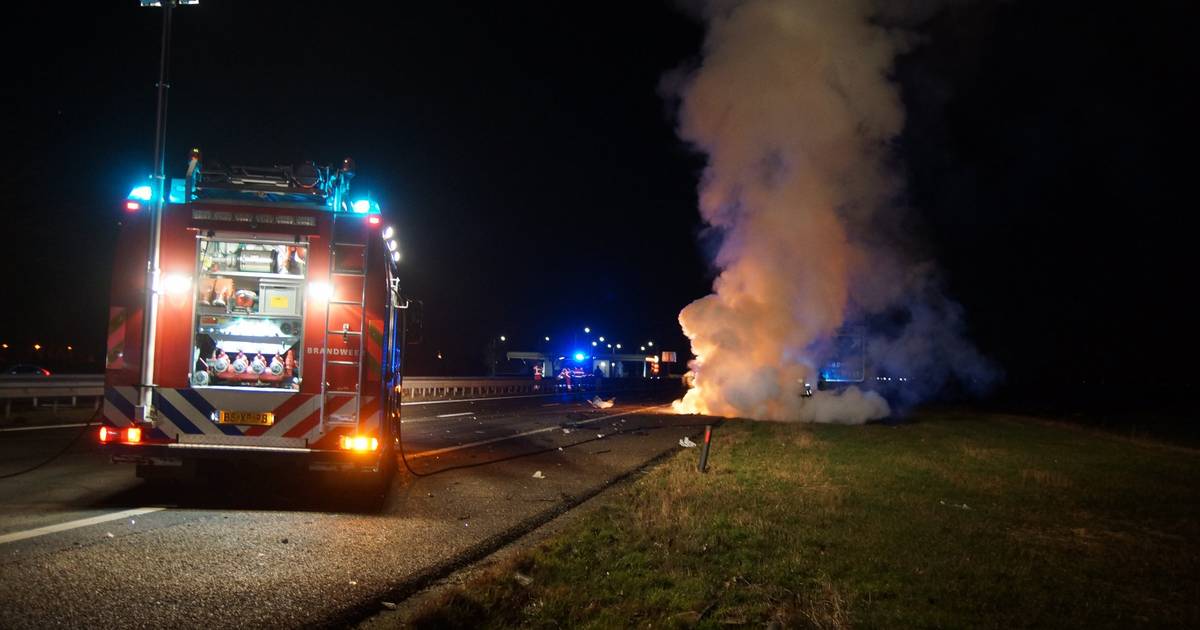 Automobilist omgekomen op A59 bij Sprang-Capelle na botsing achterop vrachtwagen, auto in brand gevlogen.