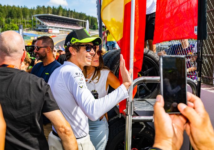 Valentino Rossi en zijn vrouw Francesca groeten zijn horde trouwe fans.