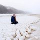 Bijzonder tafereel: strand in Siberië ligt bezaaid met sneeuwballen
