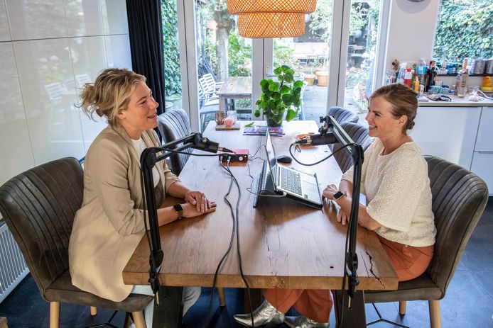 Judith en Monique zijn er voor borstkankerpatiënten als zorg in het ziekenhuis  stopt: podcast trekt duizenden luisteraars | Breda | bndestem.nl