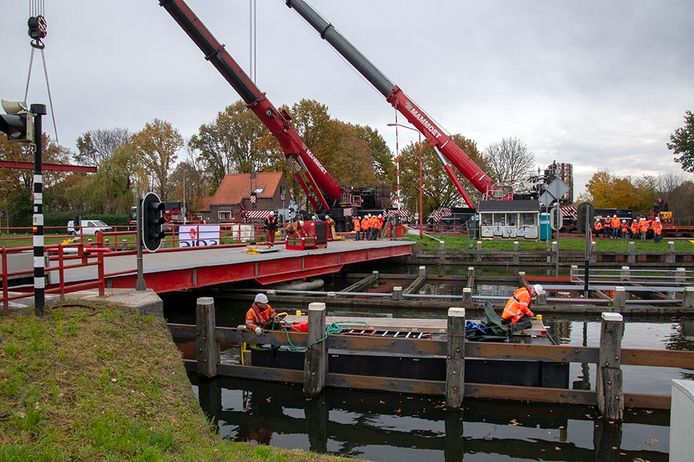 Precisiewerk: twee kranen leggen het brugdek van de Oisterwijksebaan op z'n plek.