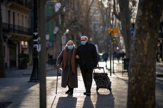 Een koppel met mondmaskers in Barcelona. Spanje, dat 47 miljoen inwoners telt, registreerde sinds het begin van de pandemie in totaal 3.005.487 gevallen. 
