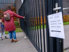 Ouders niet meer welkom langs de lijn: ‘Belachelijk dit en dat, maar we volgen de regels’