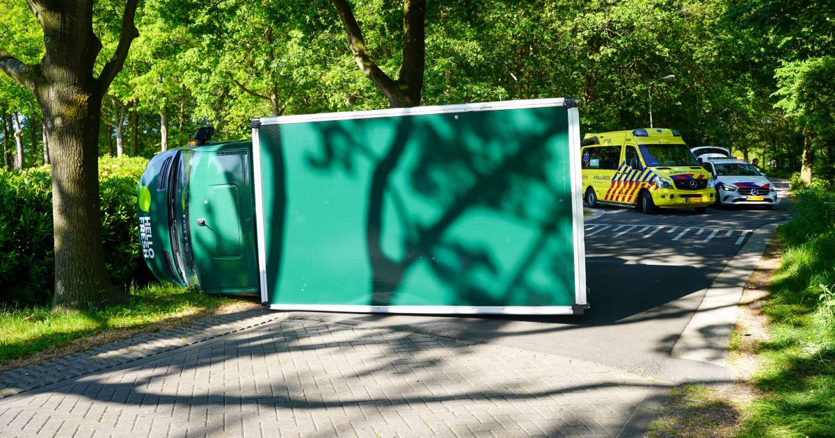 Hello Freshbus kantelt op de weg na ongeluk met bestelauto in Nijkerk: bestuurder gewond.