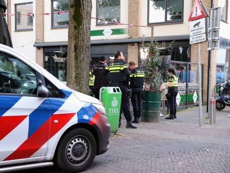 Zes mensen met elkaar op de vuist bij de Markt in Tiel