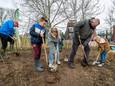 Leerlingen van basisschool De Rietvest, omwonenden en bewoners van Sovak leggen aan de Moy Keene in Klundert een tiny forest aan.