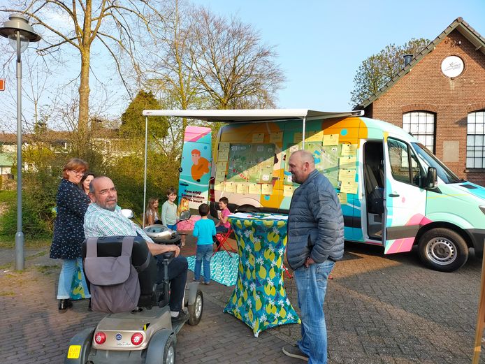 Inwoners van Slijk-Ewijk kunnen bij een bus van Adviesbureau Spectrum hun ideeën over de toekomst van het dorp kwijt.