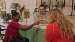 Hans en Michela klinken op de vriendschap