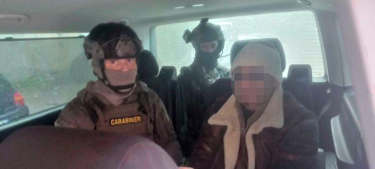 Maffiabaas Matteo Messina Denaro (r) in een politieauto na zijn arrestatie op 16 januari.  Beeld AP