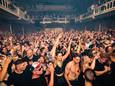 Dansen, drinken en zweten op anderhalve tegel en dat mág gewoon: 1.500 Nederlanders én onze reporter feesten in Amsterdamse Paradiso
