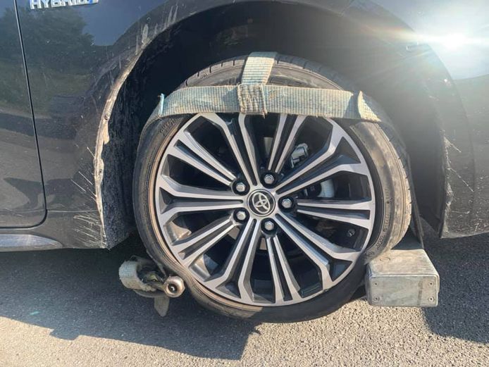 La voiture de l'Échevin des Travaux publics à Charleroi a été victime d'un nid-de-poule