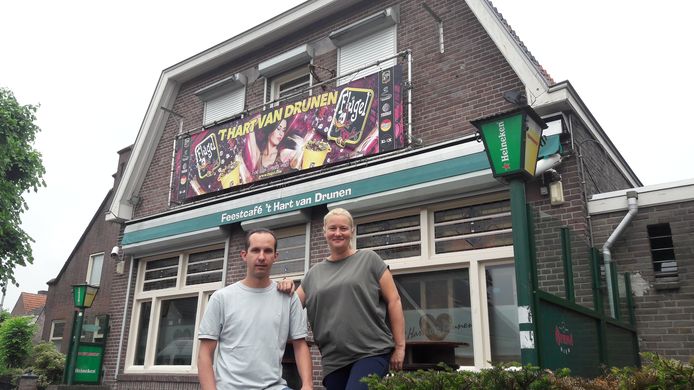 Bas van Hulten en zijn vriendin Joyce van feestcafe 't Hart van Drunen in Drunen. Per 1 juni komt er een eind aan dik twintig jaar partytime.