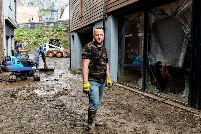 Frédéric Dossin (42) voor zijn vernielde gîte, die net was afgewerkt. "Sommige zetels zaten zelfs nog in het plastiek."