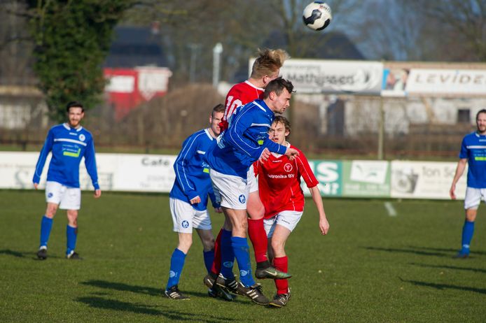 VVR-speler Stef Daemen in een kopduel met Marvin Antens van Wernhout.
