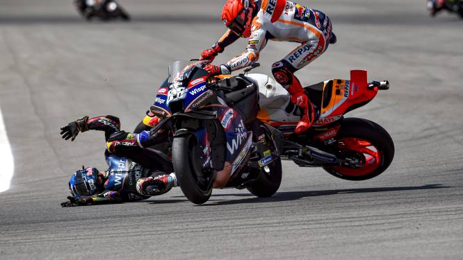 KIJK. Tackelen aan 200 km/u met een moto: zesvoudig wereldkampioen Márquez rijdt concurrent onderuit 