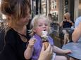 Amber van bijna 2 jaar uit IJsselmuiden geniet volop van een ijsje bij de Marena aan de Oudestraat in Kampen.
