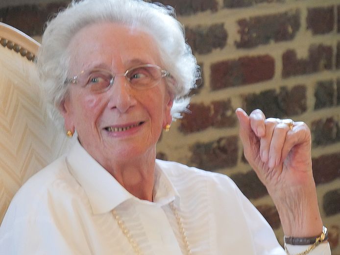 Annie Dewaele bij de viering van haar 90ste verjaardag.