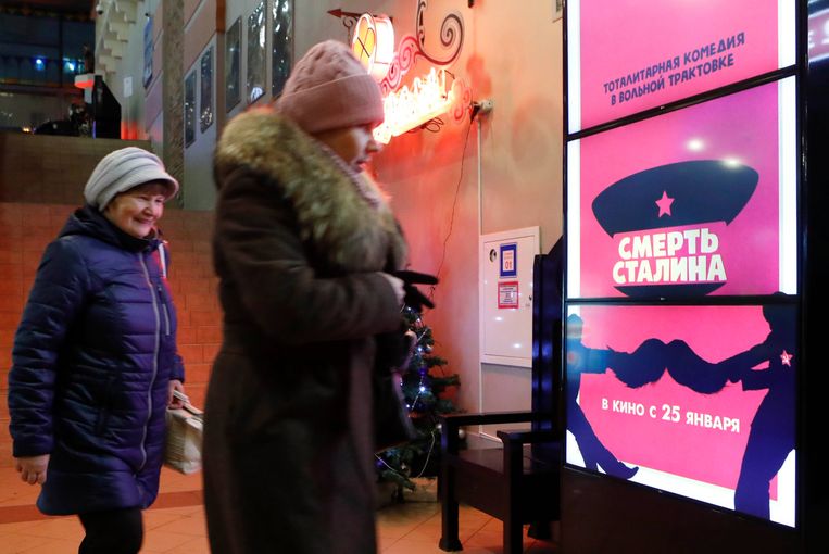 Posters van de film 'Death of Stalin' bij een bioscoop in Moskou. De film zou morgen in première gaan, maar is nu verboden. Beeld REUTERS