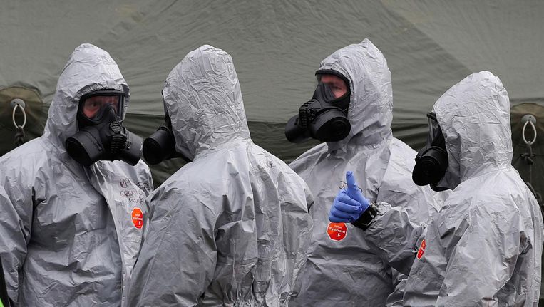 Britse militairen doen onderzoek in Salisbury. Beeld AFP