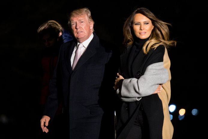 Donald en Melania Trump bij hun terugkeer van Mar-a-Lago.