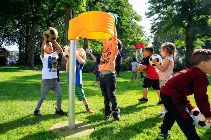 Kleuters maken bij de Zomerschool kennis met korfbal.