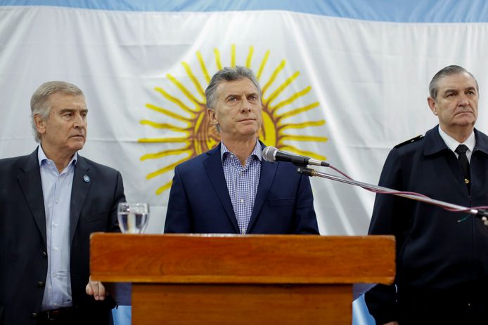 De Argentijnse president Mauricio Macri (midden) met rechts naast zich admiraal Marcelo Srur.