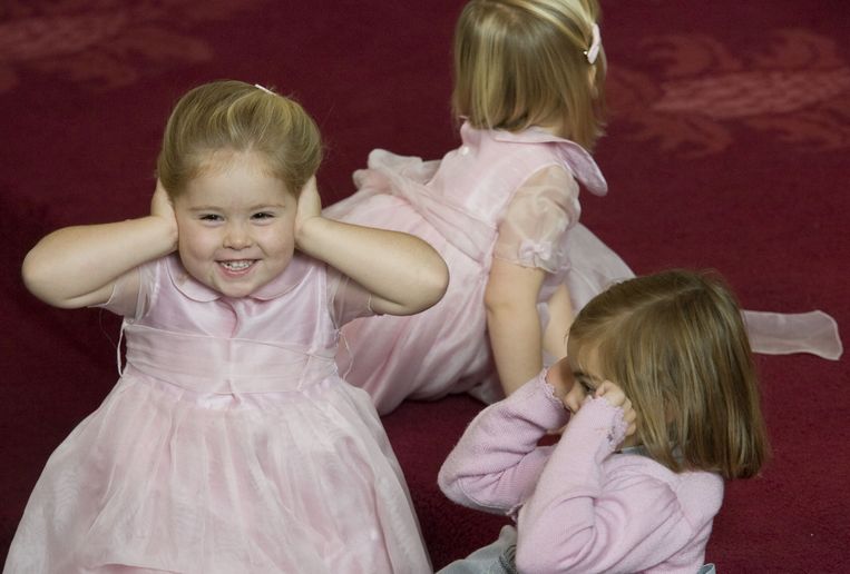 Niet elk moment in Amalia’s leven was vol decorum. Zo kon haar de muziek tijdens de doop van zusje Ariane en nichtje Eloise duidelijk niet bekoren, en dat mocht iedereen weten, 2007. Beeld ANP /  ANP