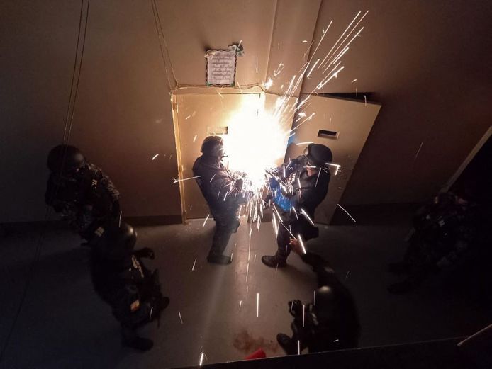 Agenten verschaffen zich toegang tot een cel van de gevangenis in Guayaquil.