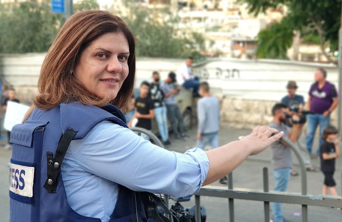 De journaliste tijdens haar werk in Jeruzalem.