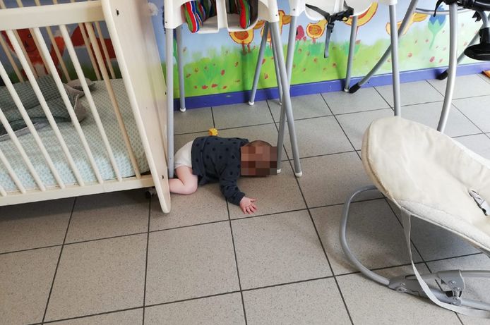 Un Bebe Endormi Sur Le Carrelage De La Creche La Photo Qui Choque Ses Parents Faits Divers 7sur7 Be