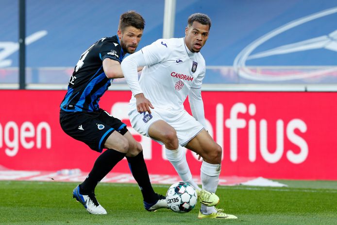 Nmecha in duel met Mechele (Club Brugge).