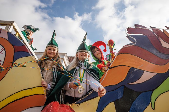 Carnavalswagens uit de regio konden zaterdagmiddag terecht in het Slikgat voor een van de weinige optochten die is doorgegaan. Daarmee werd de optocht in Langeweg groter dan ooit.