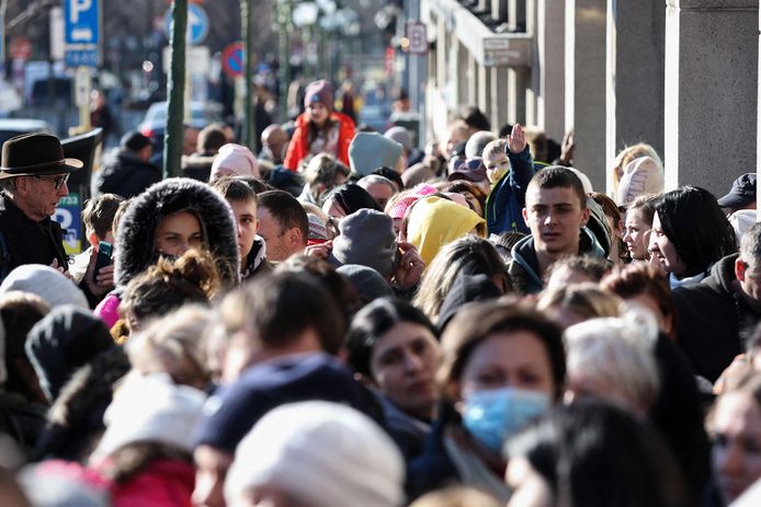 Des réfugiés faisant la queue pour s'enregistrer à l'ancien hôpital Bordet à Bruxelles mardi.