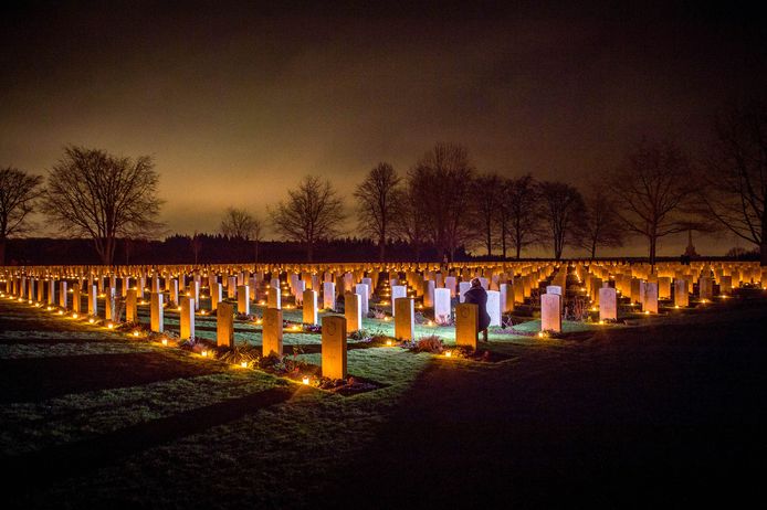Een zee van licht op de oorlogsbegraafplaatsen in Bergen op Zoom, zoals dit voorbeeld op de Canadese Begraafplaats Groesbeek laat zien. Dat is het plan van een aantal Bergenaren.