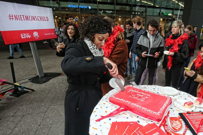 De LSVb en FNV Jong trapten gisteren de #nietmijnschuld-campagne tegen het leenstelsel af in Utrecht.