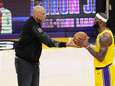 Un passage de ballon symbolique entre Kareem Abdul-Jabbar et LeBron James <br>