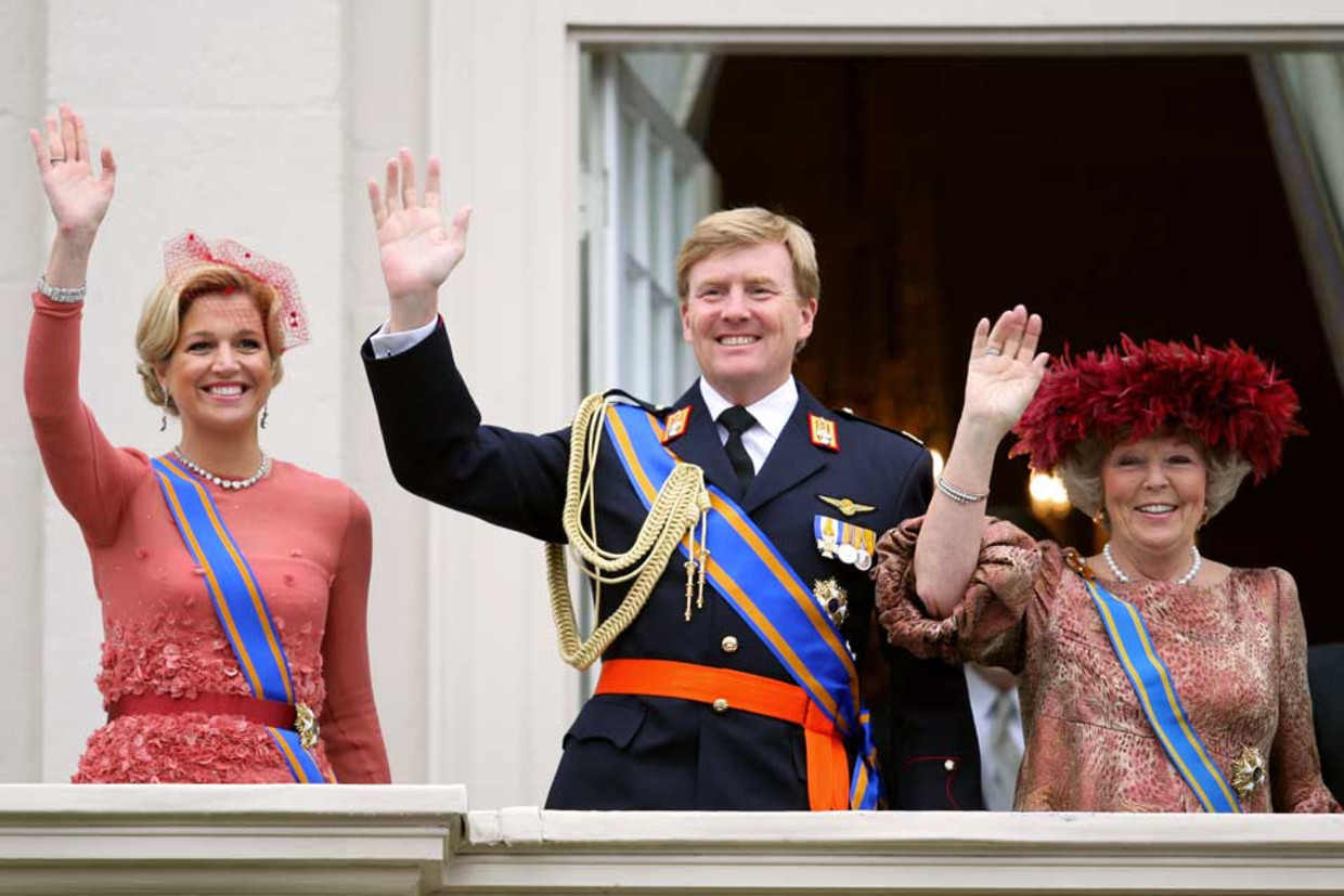 Prinses Maxima, prins Willem Alexander en koningin Beatrix. (ANP) Beeld 