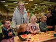 Ook burgemeester Romina Vanhooren kwam met haar kinderen naar de Buitenspeeldag.
