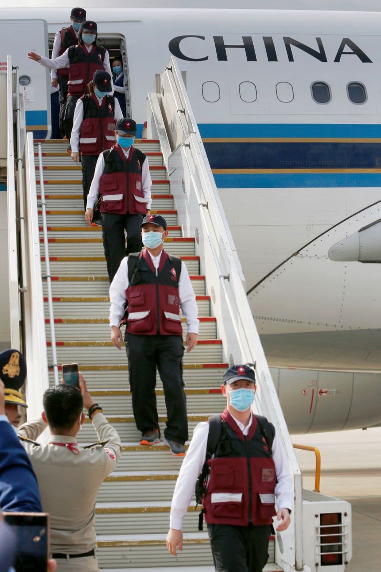 Chinese medische experts arriveren in Cambodja Beeld EPA