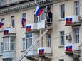 Russische vlaggen aan een appartementencomplex in Loehansk.