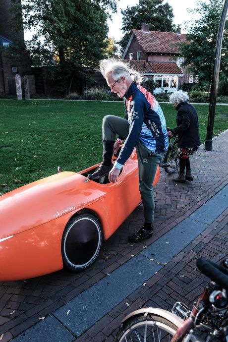 Tonnie fietst in ‘oranje banaan’ naar Grenoble en hoopt op miljoen voor voedselbos in Winterswijk