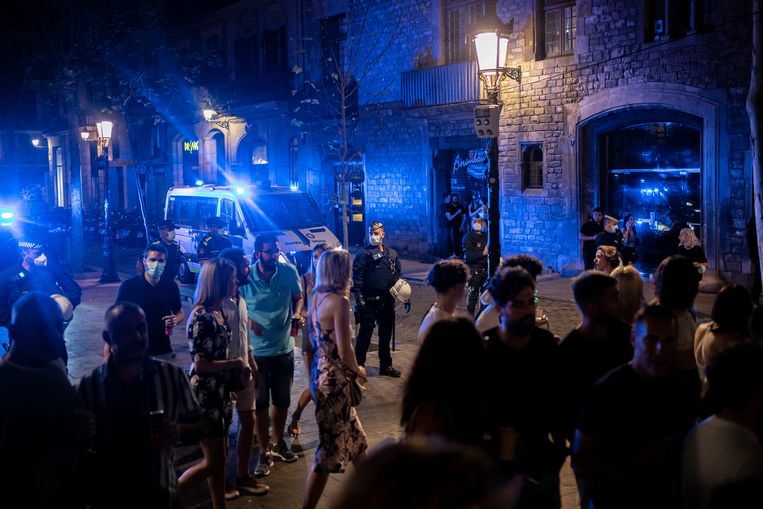 Het virus grijpt in heel Spanje plots weer snel om zich heen. Op deze populaire feestlocatie in Barcelona probeert de politie te vermijden dat te veel jongeren samentroepen. Beeld AP