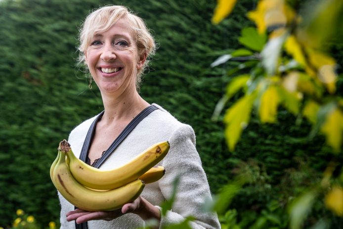 Because We Care distribueert onder de 3000 vluchtelingen in het kamp op Lesbos bananen, Ingrid van Schalen helpt daaraan mee.