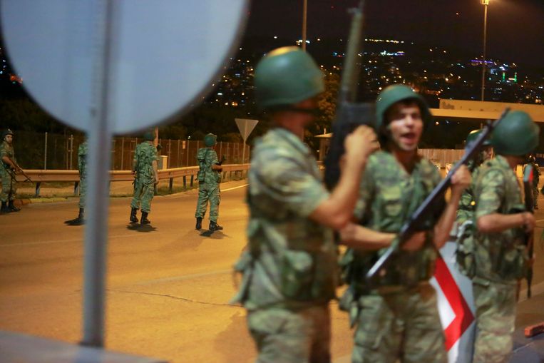 Turkse militairen blokkeren de toegang tot de Bosporusbrug. Beeld REUTERS