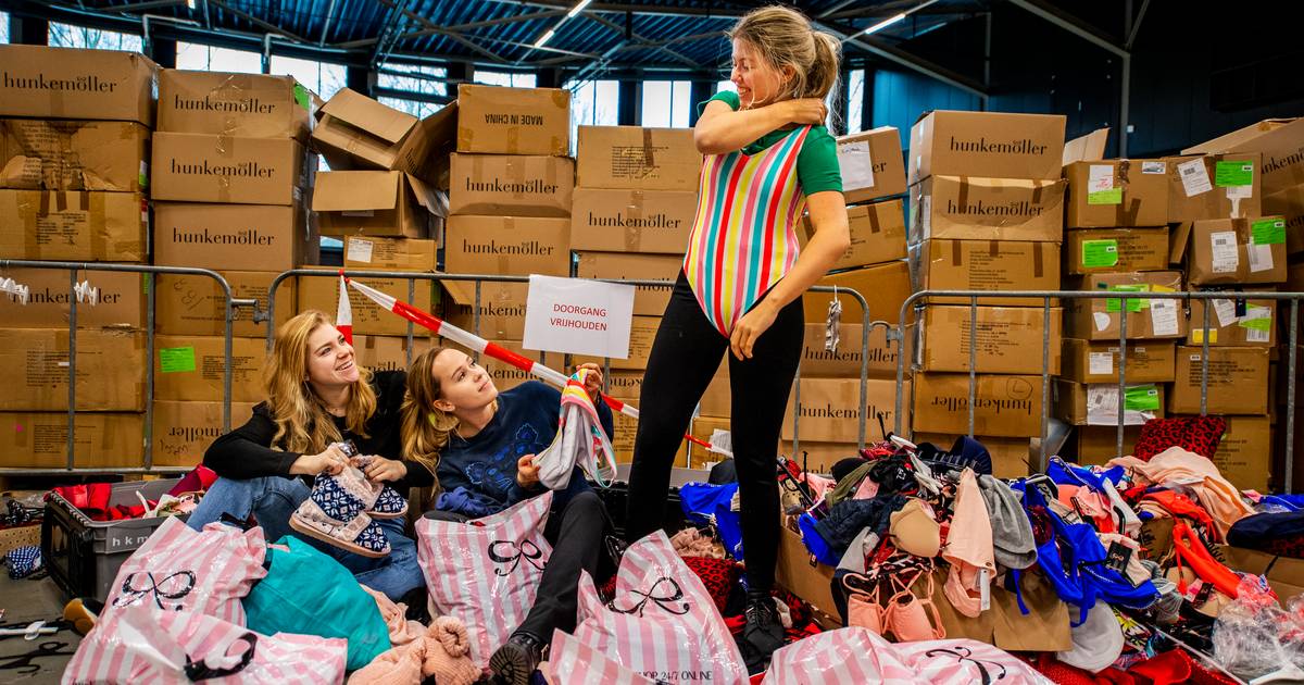 Aanvallen! Fabrieksverkoop in Ahoy: strings, bh's en bikini's voor een prikkie | Rotterdam | AD.nl