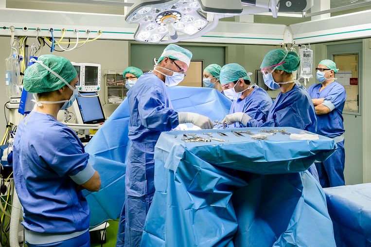 Een medisch team tijdens uitvoering van een operatie Beeld Hollandse Hoogte / John Peters